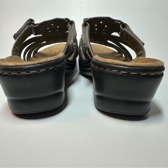 Clarks Bendable Womens Sandals Wedge Slip On Metallic Strappy Leather 8.5 XW - Picture 9 of 12